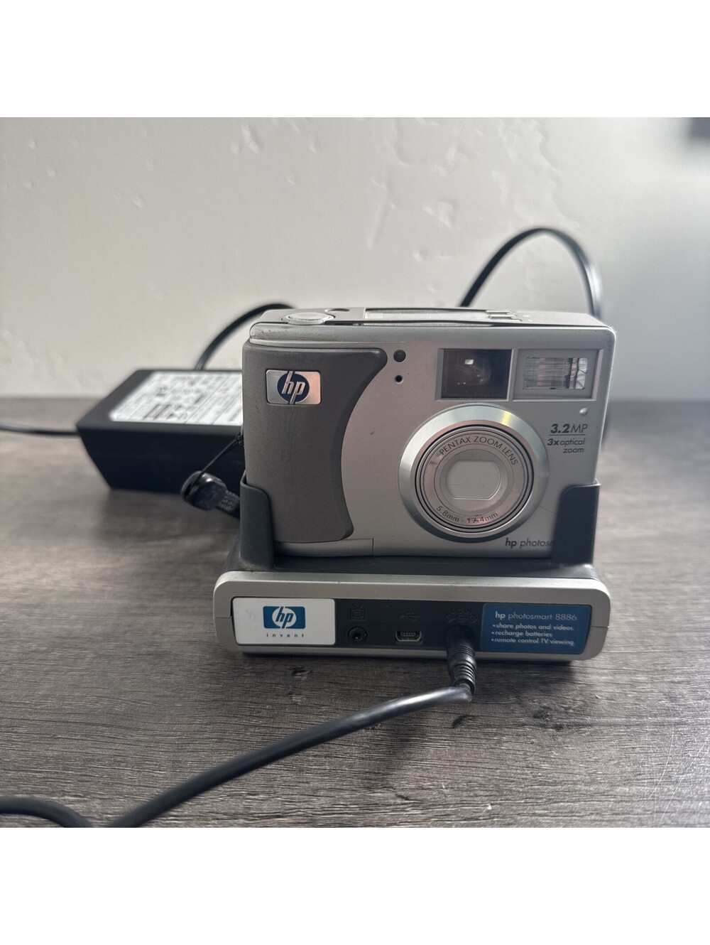 HP PhotoSmart 733 3.2MP Digital Camera - Silver And 8886 Cradle - WORKS